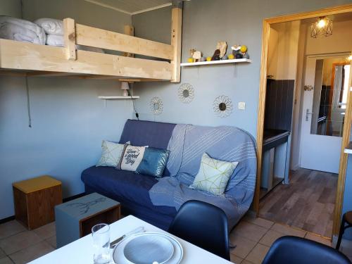 a living room with a couch and a bunk bed at La Petite Ourse SUPERDEVOLUY in Le Dévoluy