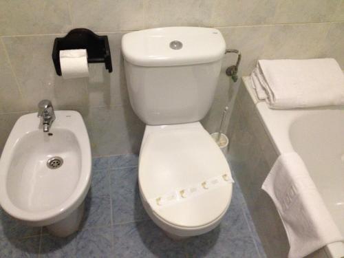 y baño con aseo y bidet. en Hostal San Luis, en Almodóvar del Río