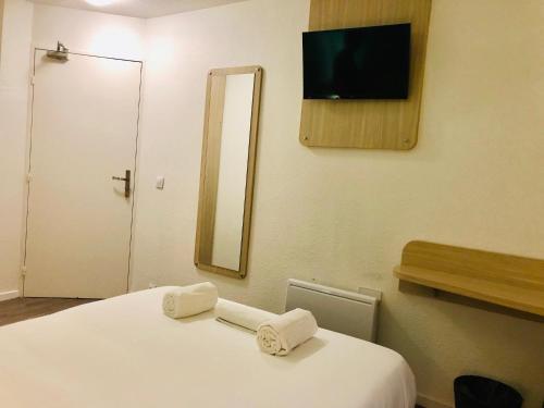 Cette chambre comprend un lit avec un miroir et une télévision. dans l'établissement Hôtel du stade ex Kyriad Direct Lille Est Stade Pierre Mauroy, à Villeneuve d'Ascq