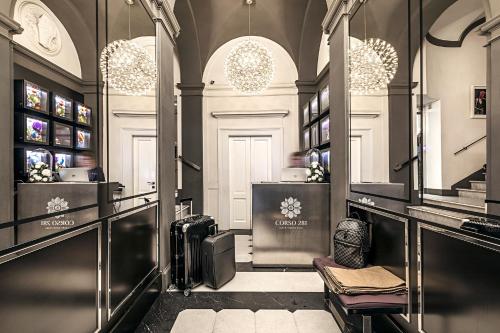 uma sala de vestir com um balcão numa loja em Corso 281 Luxury Suites em Roma