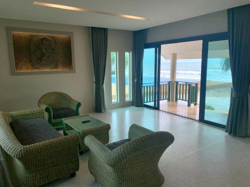 Χώρος καθιστικού στο Wis Beach Khanom