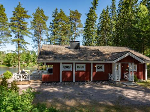 einem roten Kutschenhaus mit Garage in der Unterkunft Holiday Home Kivitasku by Interhome in Hirsjärvi