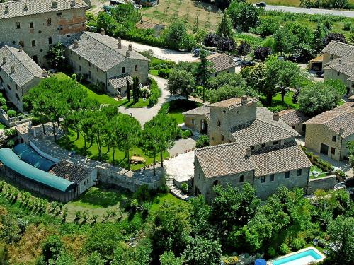 uma vista aérea de uma casa com um parque infantil em Apartment Borgo Monticelli-19 by Interhome em Castiglione della Valle