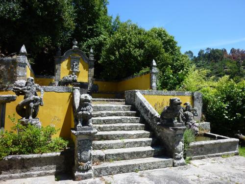 kamienne schody z posągami w obiekcie Quinta da Boa Viagem w mieście Viana do Castelo