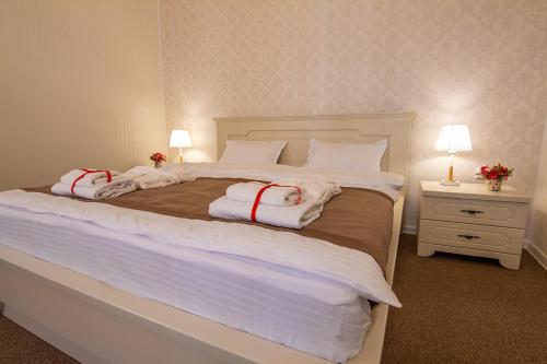 um quarto com uma cama grande com duas almofadas em Royal Apartment in old Tbilisi em Tbilisi