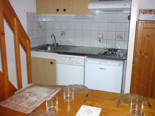 cocina con mesa de madera y fregadero en Holiday Home Paradise Océan-5 by Interhome, en Capbreton
