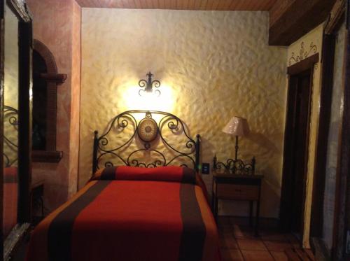 Hotel Los Escudos tesisinde bir odada yatak veya yataklar