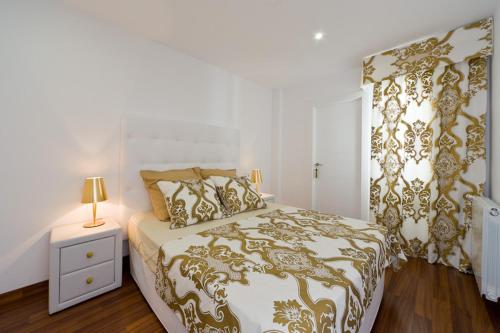 コロニア・サン・ジョルディにあるMarieta Bajosのベッドルーム1室(ベッド1台、ナイトスタンドのランプ付)