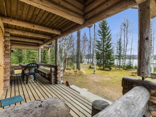 Säkinmäki的住宿－米科度假屋，小木屋的门廊上设有长凳