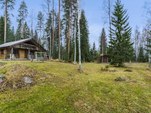 Säkinmäki的住宿－米科度假屋，树丛中小屋