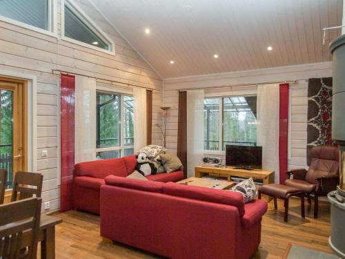 sala de estar con 2 sofás rojos y TV en Holiday Home Teerenpesä by Interhome, en Tahkovuori