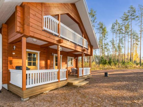 Cette cabane en rondins dispose d'une terrasse couverte et d'un balcon. dans l'établissement Holiday Home Telkkä by Interhome, à Vähäsalmi