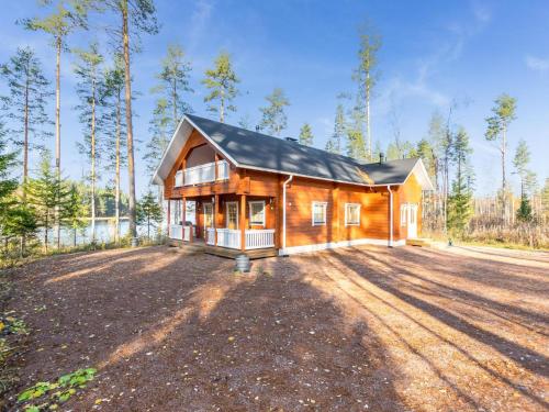 una casa de madera con una entrada grande en Holiday Home Telkkä by Interhome, en Vähäsalmi