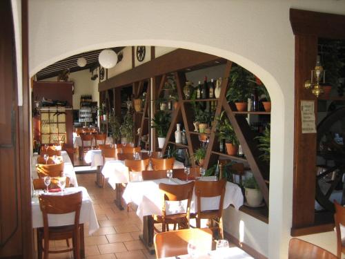 A restaurant or other place to eat at Motel Le Léman