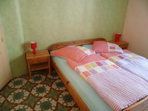 ペズナにあるPrince Contiのベッドルーム1室(赤いキャンドル付きのベッド2台付)