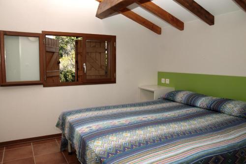 une chambre avec un lit dans une pièce avec une fenêtre dans l'établissement Complesso Residenziale Marina di Pinarello, à Pinarellu