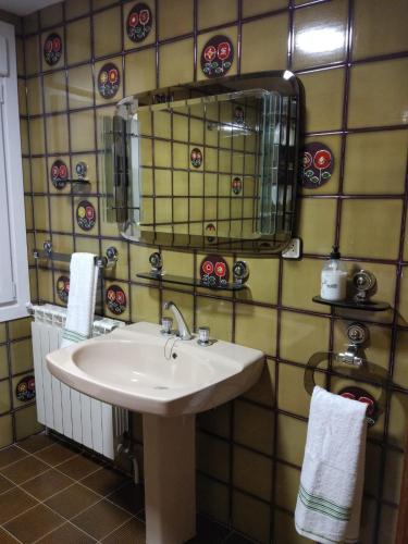 a bathroom with a sink and a mirror at Casa naranja in Teruel