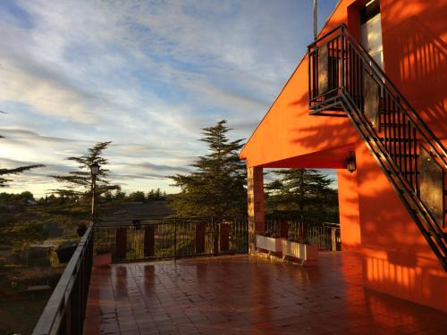 un edificio anaranjado con un balcón en el lateral. en Casa naranja, en Teruel