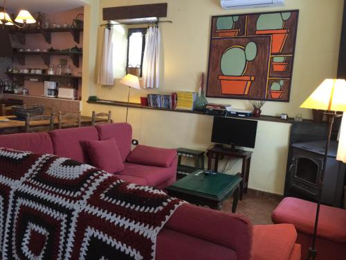 - un salon avec un canapé et une télévision dans l'établissement Las Cuatro Calles, à Piedralaves