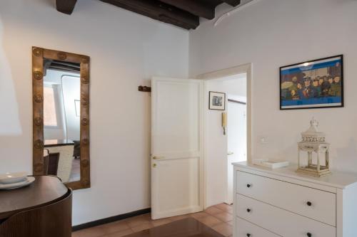 ローマにあるAl Cedroの鏡とドレッサー付きの白い部屋