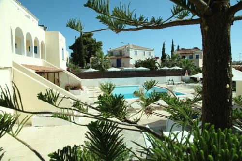 Bazén v ubytování Lianos Hotel Apartments nebo v jeho okolí