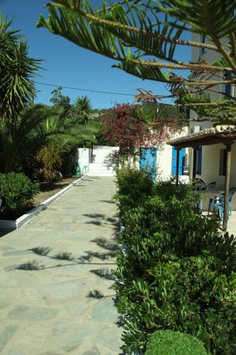 Κήπος έξω από το Lianos Hotel Apartments