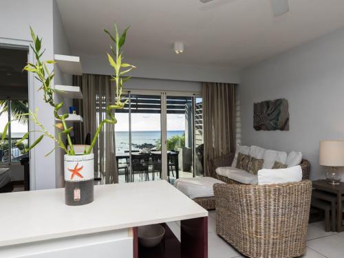 Χώρος καθιστικού στο Beachfront & Pool serviced apartment with stunning view - closest to the beach than most hotel