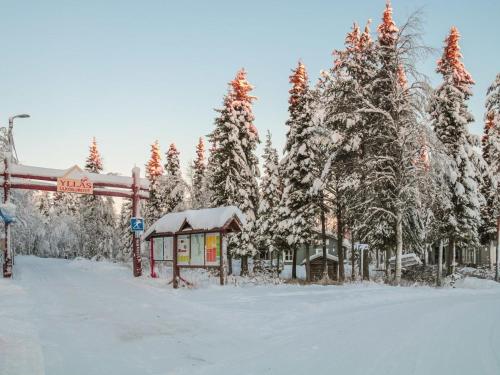 ユッラスヤルヴィにあるHoliday Home Yllästokka 7 by Interhomeの木前雪のガソリンスタンド