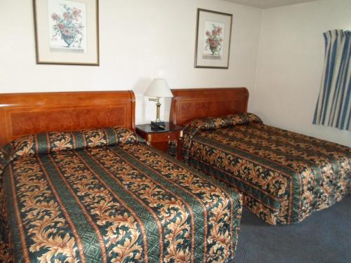 Ένα ή περισσότερα κρεβάτια σε δωμάτιο στο Budget Inn Morgan Hill