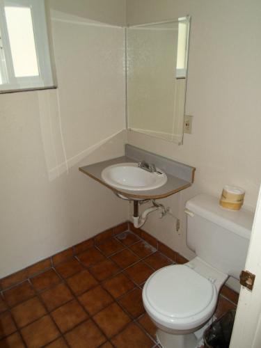 Ένα μπάνιο στο Budget Inn Morgan Hill