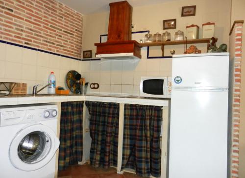 ピエドララベスにあるCasa Rebollares Iのキッチン(洗濯機、洗濯機付)