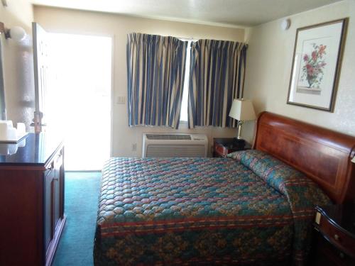 Ένα ή περισσότερα κρεβάτια σε δωμάτιο στο Budget Inn Morgan Hill