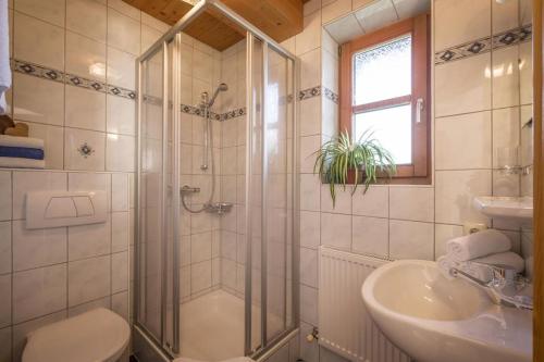 ヴェステンドルフにあるHinterlechnerhofのバスルーム(シャワー、トイレ、シンク付)