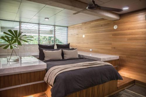 Säng eller sängar i ett rum på Alkira Daintree Rainforest Luxury Holiday Home with Private Beach