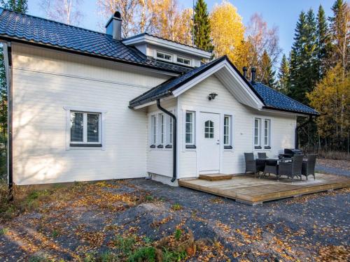 Biały dom z werandą i patio w obiekcie Holiday Home Hovimäki by Interhome w mieście Vähäsalmi