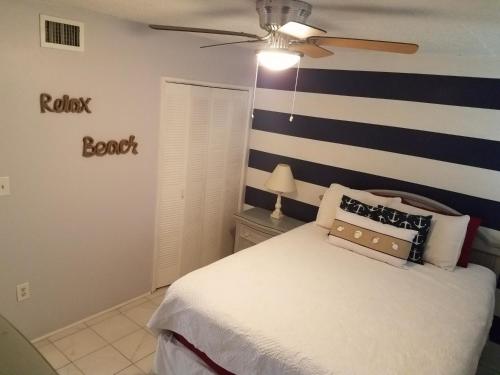 - une chambre dotée d'un lit avec un mur rayé noir et blanc dans l'établissement Sea Palm G, à Fort Walton Beach