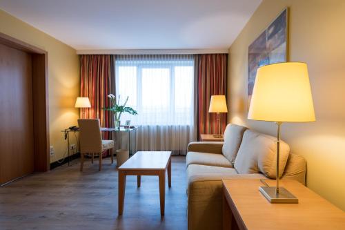 - un salon avec un canapé et une table dans l'établissement relexa hotel Stuttgarter Hof, à Berlin