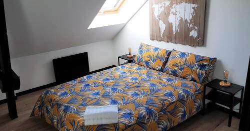 una camera con un letto con una coperta blu e gialla di Bel appartement *hypercentre* a Tours