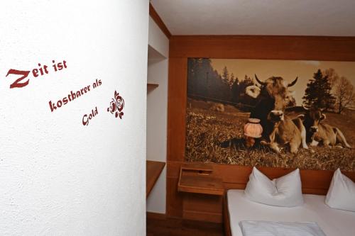 Postel nebo postele na pokoji v ubytování lustiger Hirsch