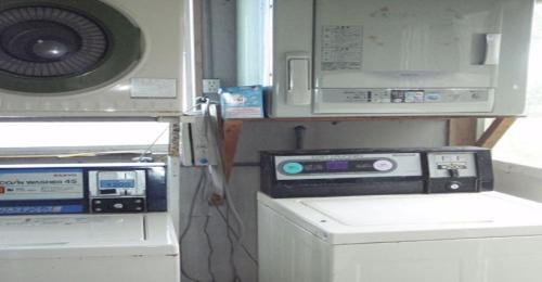 a kitchen with a microwave and a washing machine at Hoshi sunasou / Vacation STAY 9250 in Furusato