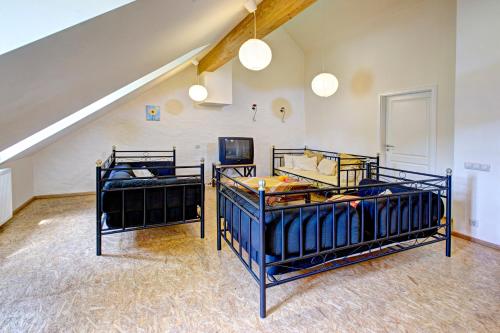 two beds in a room with a staircase at Nengshof Ferienhäuser Sonnenblume und Heublume in Wißmannsdorf