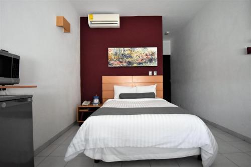 a bedroom with a large bed and a tv at Hotel México Inn Express in Salamanca