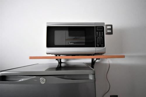 a microwave sitting on top of a table at Hotel México Inn Express in Salamanca