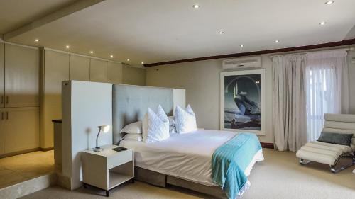 Łóżko lub łóżka w pokoju w obiekcie Knysna Pearl View Guest House