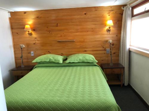 Un pat sau paturi într-o cameră la Ancud Petit Hostal