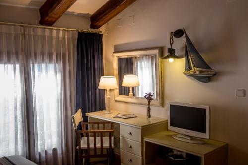 a room with a desk with a computer monitor and a window at Hotel Abaco Altea in Altea