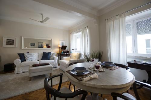 リスボンにあるBelem Riverside Charming Apartmentのリビングルーム(テーブル、ソファ付)