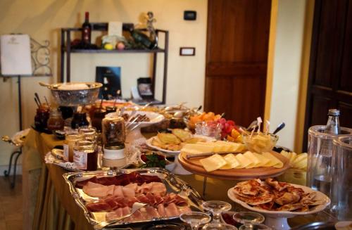 a buffet with many plates of food on a table at Agriturismo Il Raduno - Max Lelli in Marsiliana