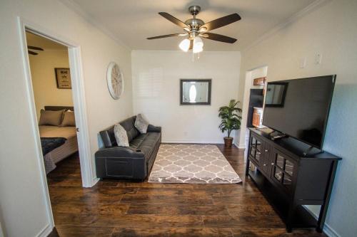 Hays St Cozy Remodeled 2BR/2BA house sleeps 8