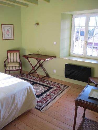 une chambre avec un lit, une table et une fenêtre dans l'établissement Gîte Le Relais Coq'Lys, à Mareuil-sur-Ay